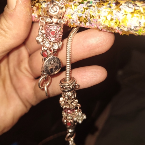 A charmed bracelet - Picture 2 of 2